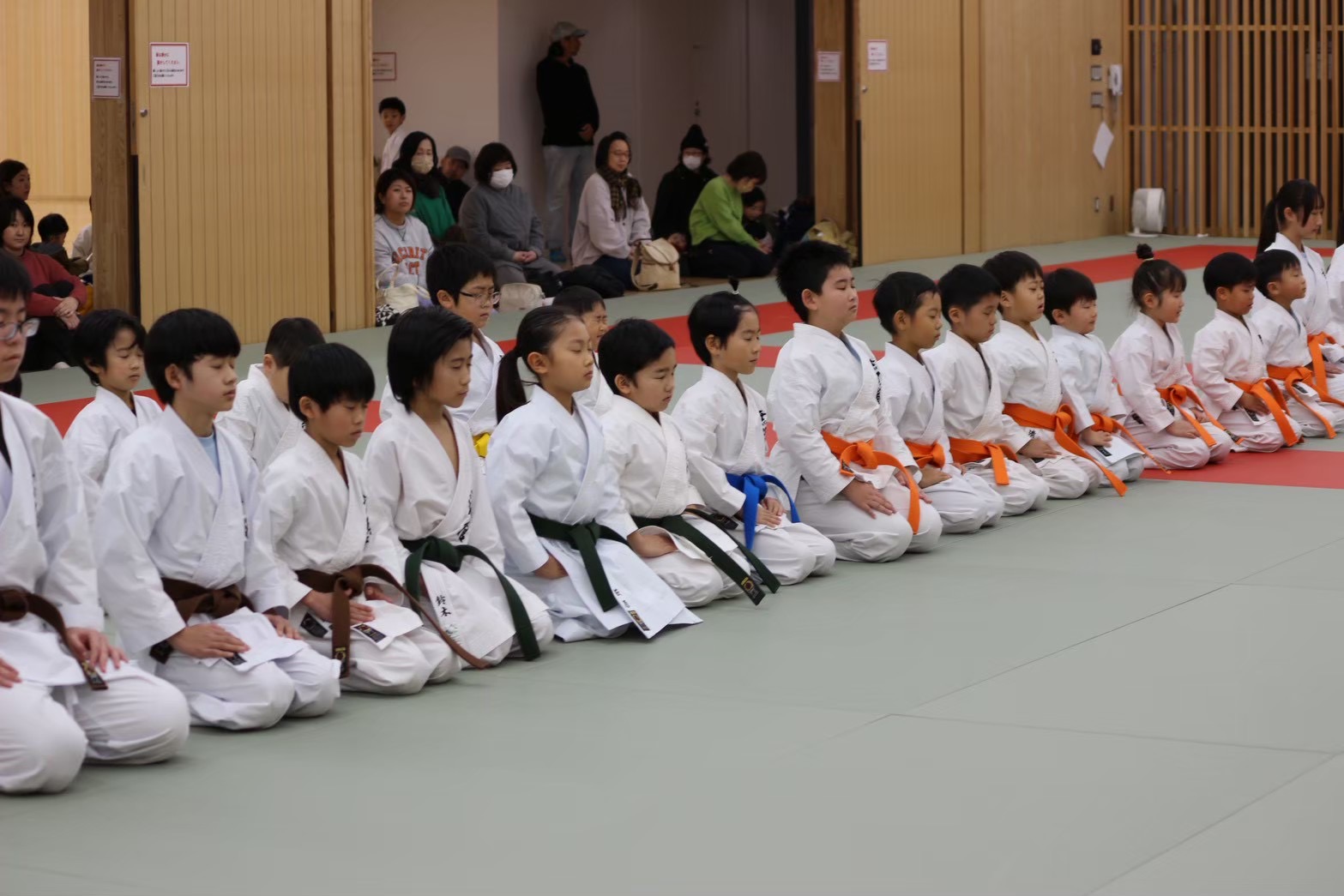 千葉市の空手道場「無双館」で稽古の始めに正座し黙想する子供たち。礼儀作法と集中力を養う武道教育。